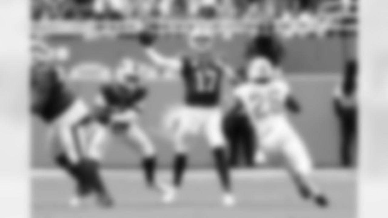 Miami Dolphins vs Buffalo Bills, Regular Season, November 09, 2025 at Hard Rock Stadium.