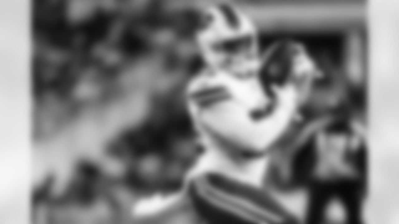 Pittsburgh Steelers vs Buffalo Bills, Regular Season, November 30, 2025 at Acrisure Stadium.