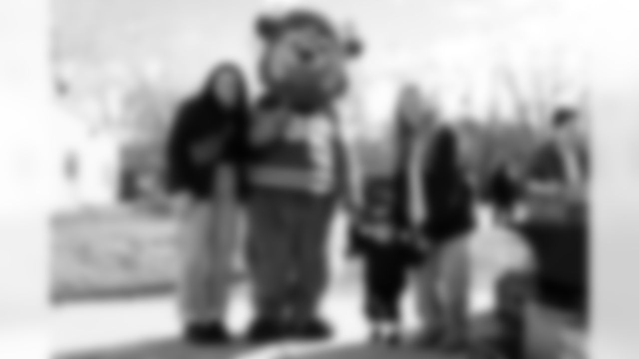 Free Mobile Food Markets, November 01, 2025 at #94 West Hertel Academy.