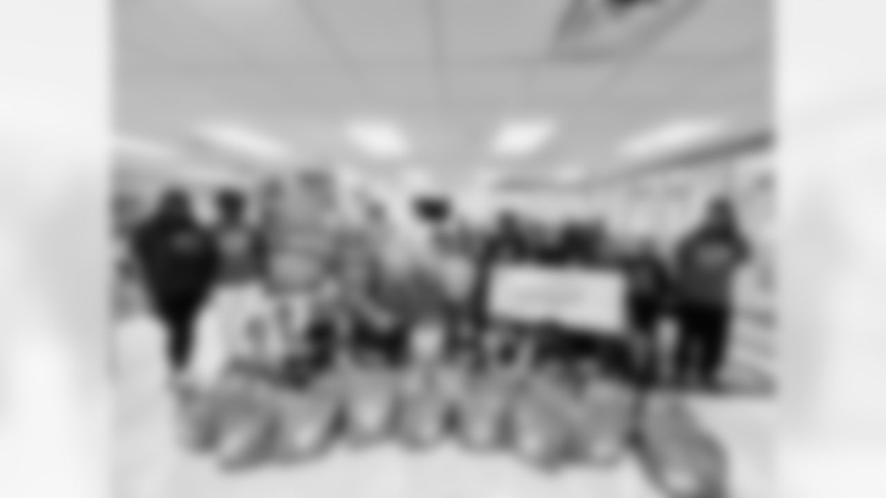 On December 20, Police Athletic League of Buffalo hosted its Passport to the World Club cooking series at the Hennepin Community Center. The Bills Foundation supported the nutritional education program with a $100,000 grant.