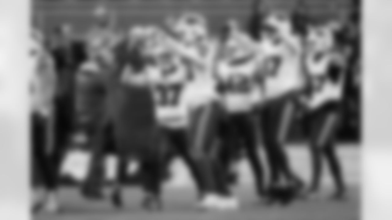 Pittsburgh Steelers vs Buffalo Bills, Regular Season, November 30, 2025 at Acrisure Stadium.