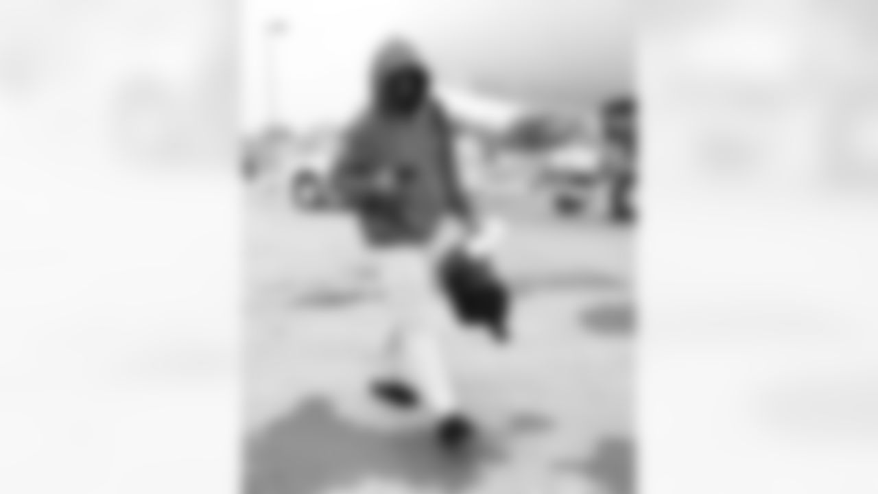 T.J. Sanders (98). Buffalo Bills travel to Pittsburgh, November 29, 2025 at Buffalo Niagara International Airport.