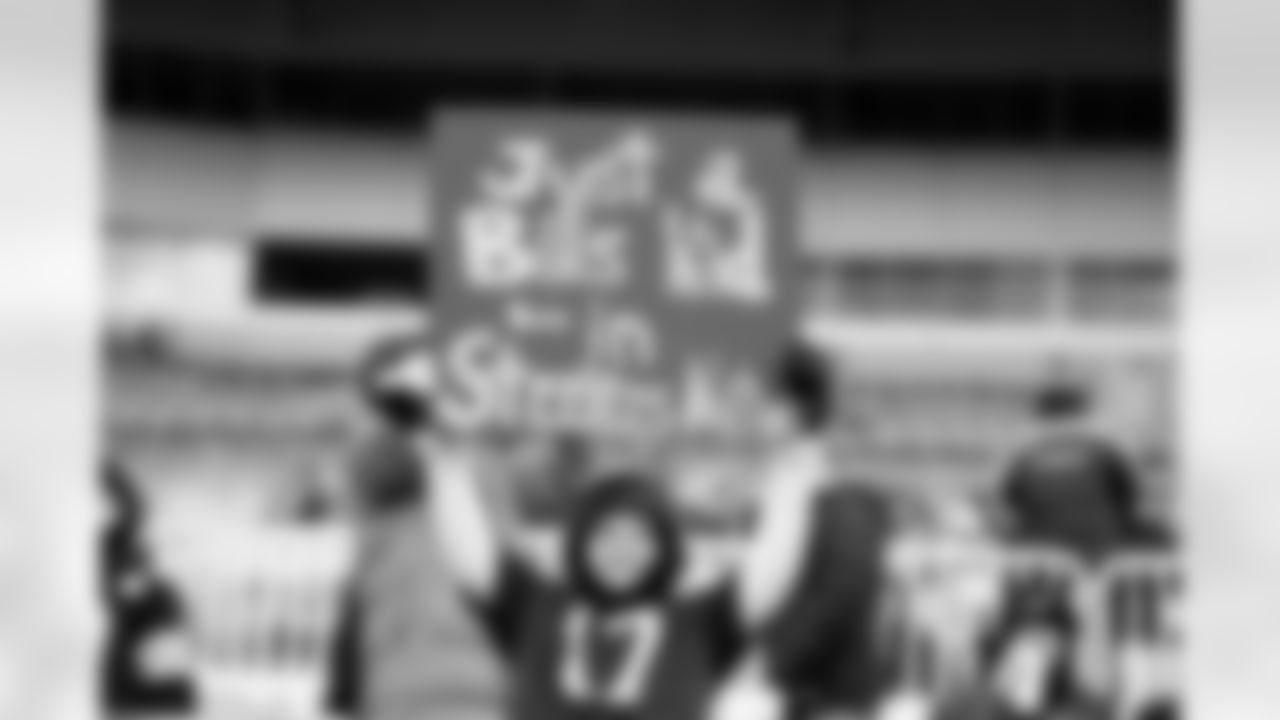 Pittsburgh Steelers vs Buffalo Bills, Regular Season, November 30, 2025 at Acrisure Stadium.