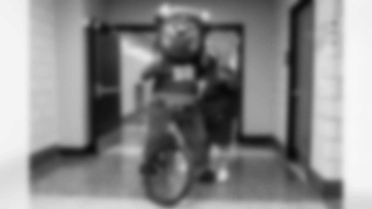 Free Mobile Food Markets, November 01, 2025 at #94 West Hertel Academy.