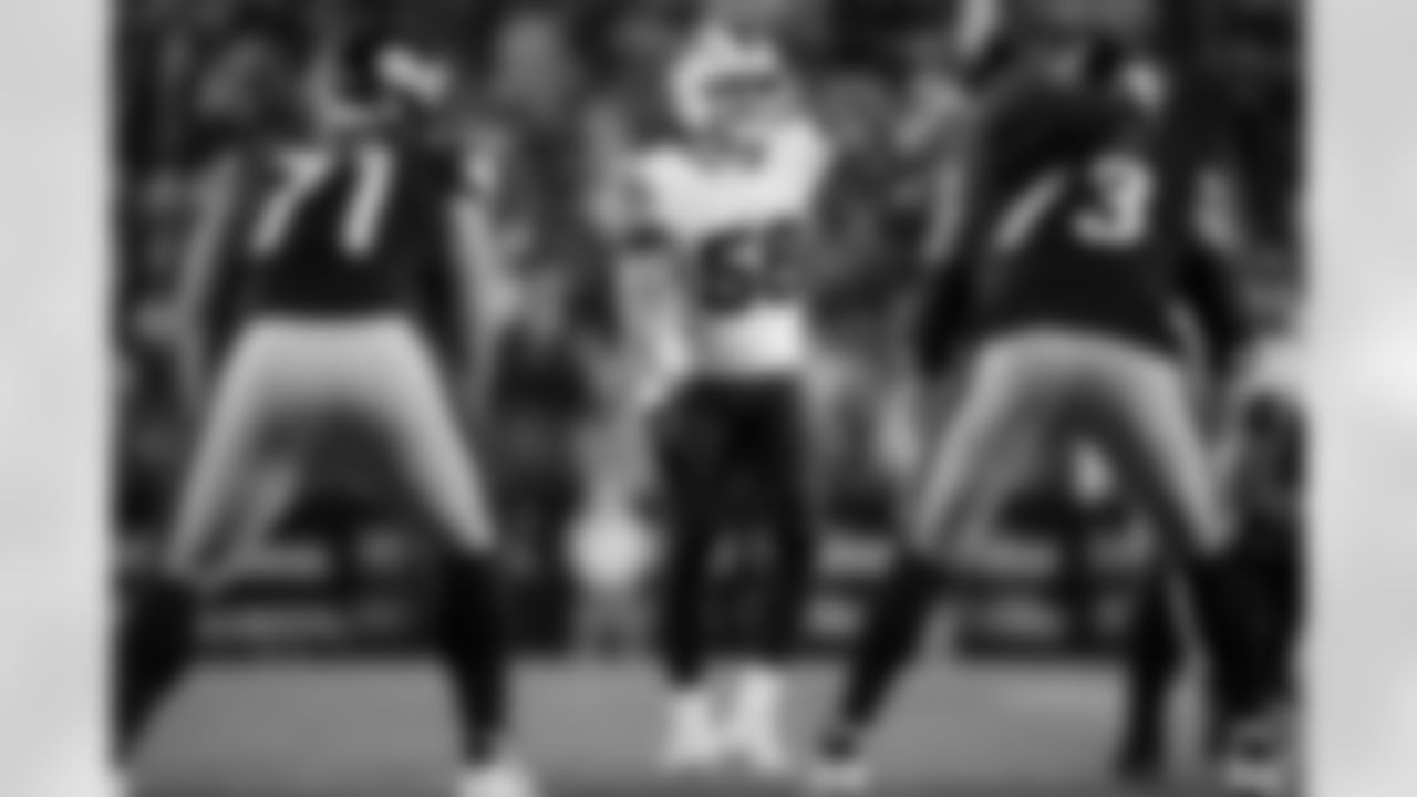 Pittsburgh Steelers vs Buffalo Bills, Regular Season, November 30, 2025 at Acrisure Stadium.