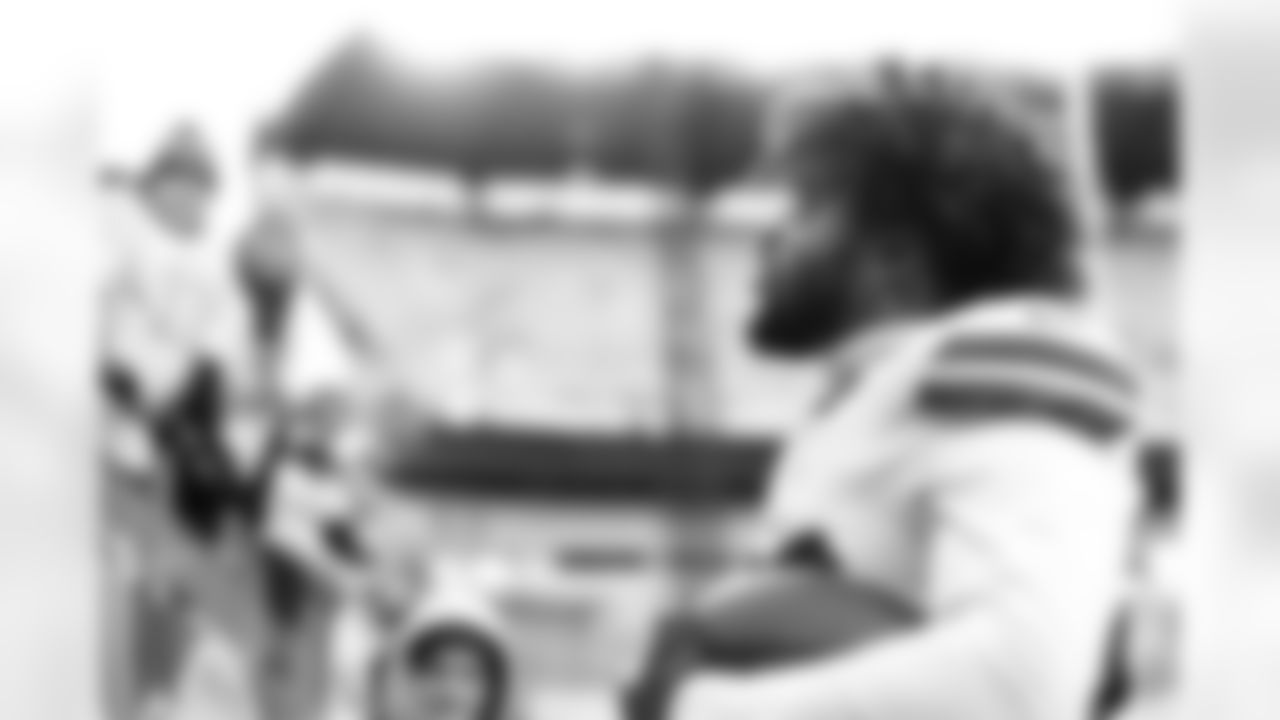 Pittsburgh Steelers vs Buffalo Bills, Regular Season, November 30, 2025 at Acrisure Stadium.