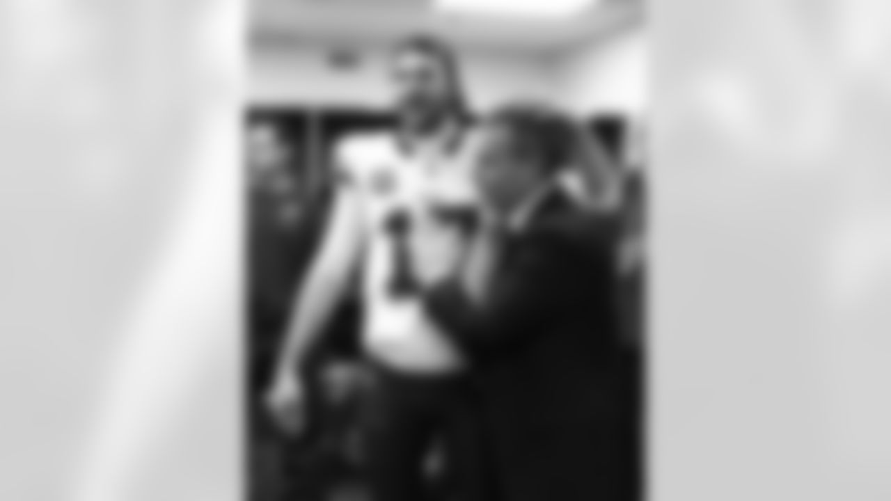 Pittsburgh Steelers vs Buffalo Bills, Regular Season, November 30, 2025 at Acrisure Stadium.