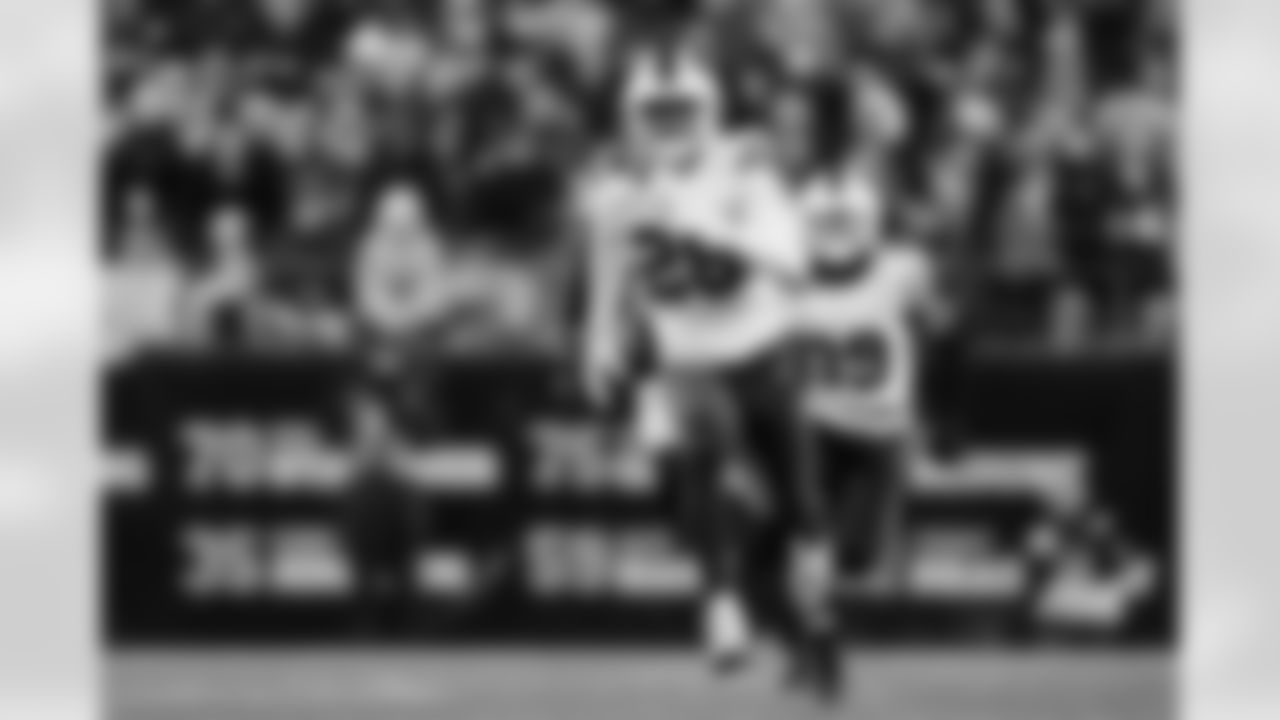 Pittsburgh Steelers vs Buffalo Bills, Regular Season, November 30, 2025 at Acrisure Stadium.