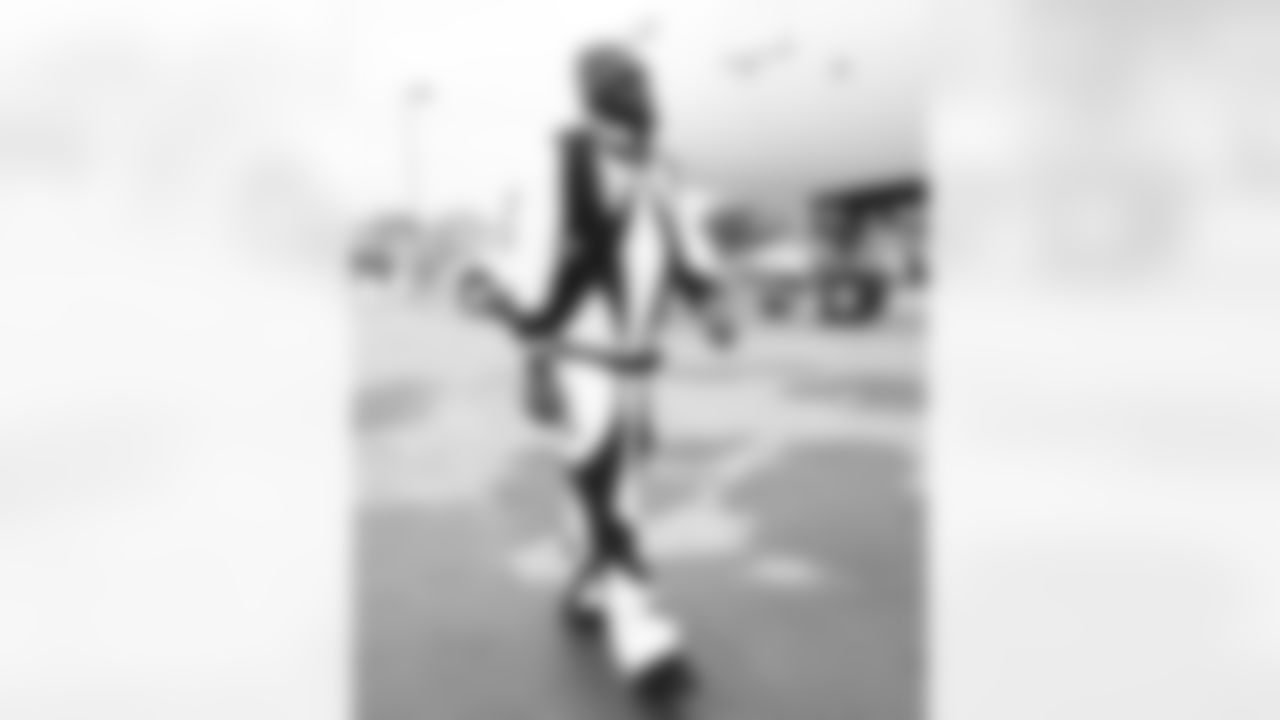 Phidarian Mathis (72). Buffalo Bills travel to Pittsburgh, November 29, 2025 at Buffalo Niagara International Airport.