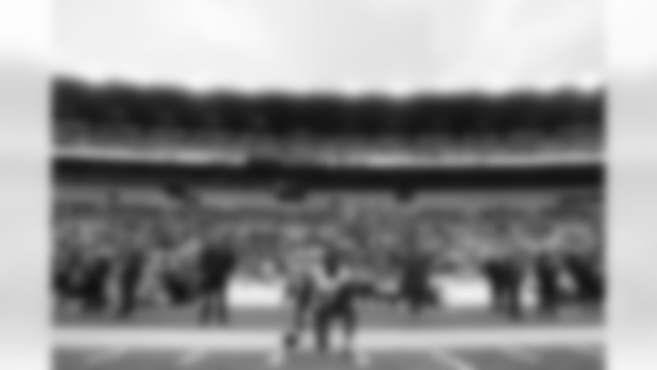 Pittsburgh Steelers vs Buffalo Bills, Regular Season, November 30, 2025 at Acrisure Stadium.