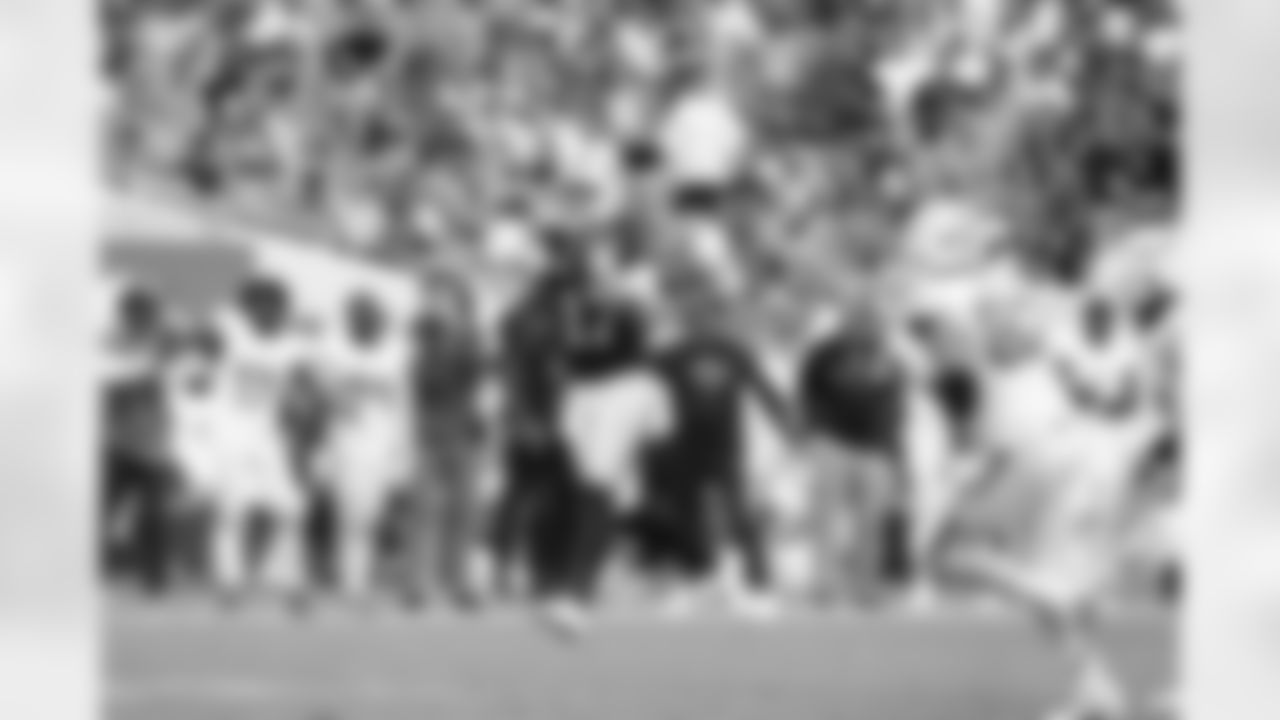 Miami Dolphins vs Buffalo Bills, Regular Season, November 09, 2025 at Hard Rock Stadium.