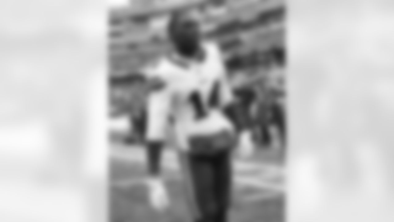 New England Patriots vs Buffalo Bills, Regular Season, December 14, 2025 at Gillette Stadium.