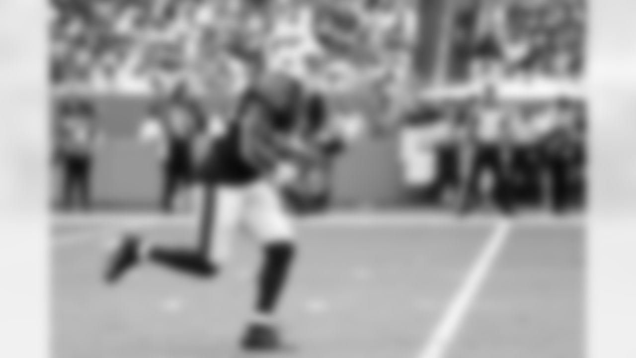 Miami Dolphins vs Buffalo Bills, Regular Season, November 09, 2025 at Hard Rock Stadium.