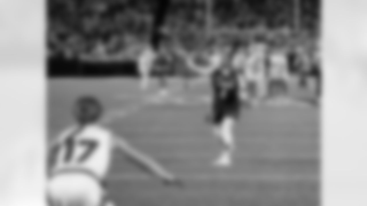 Buffalo Bills vs New England Patriots, Regular Season, October 05, 2025 at Highmark Stadium.