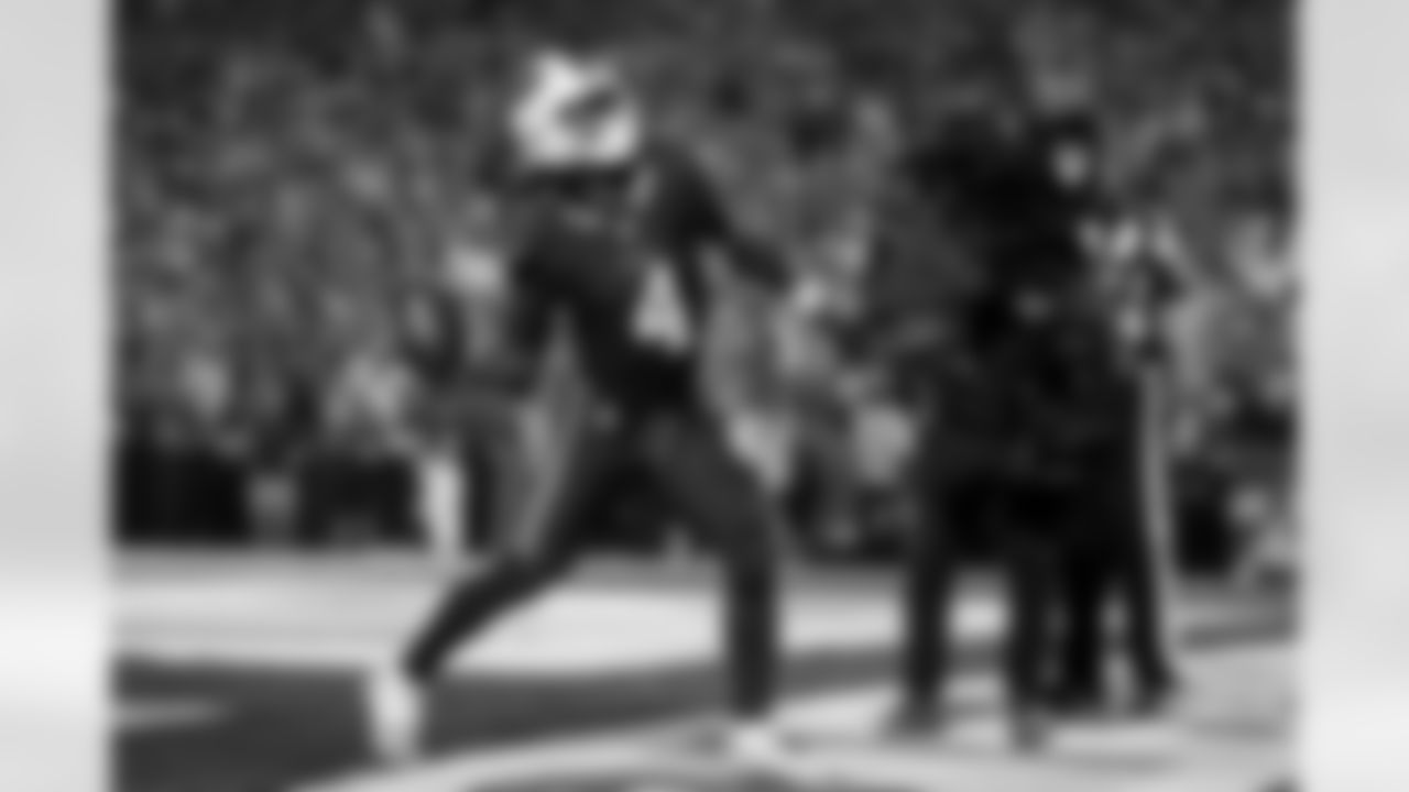 Buffalo Bills vs Miami Dolphins, Regular Season, September 18, 2025 at Highmark Stadium.