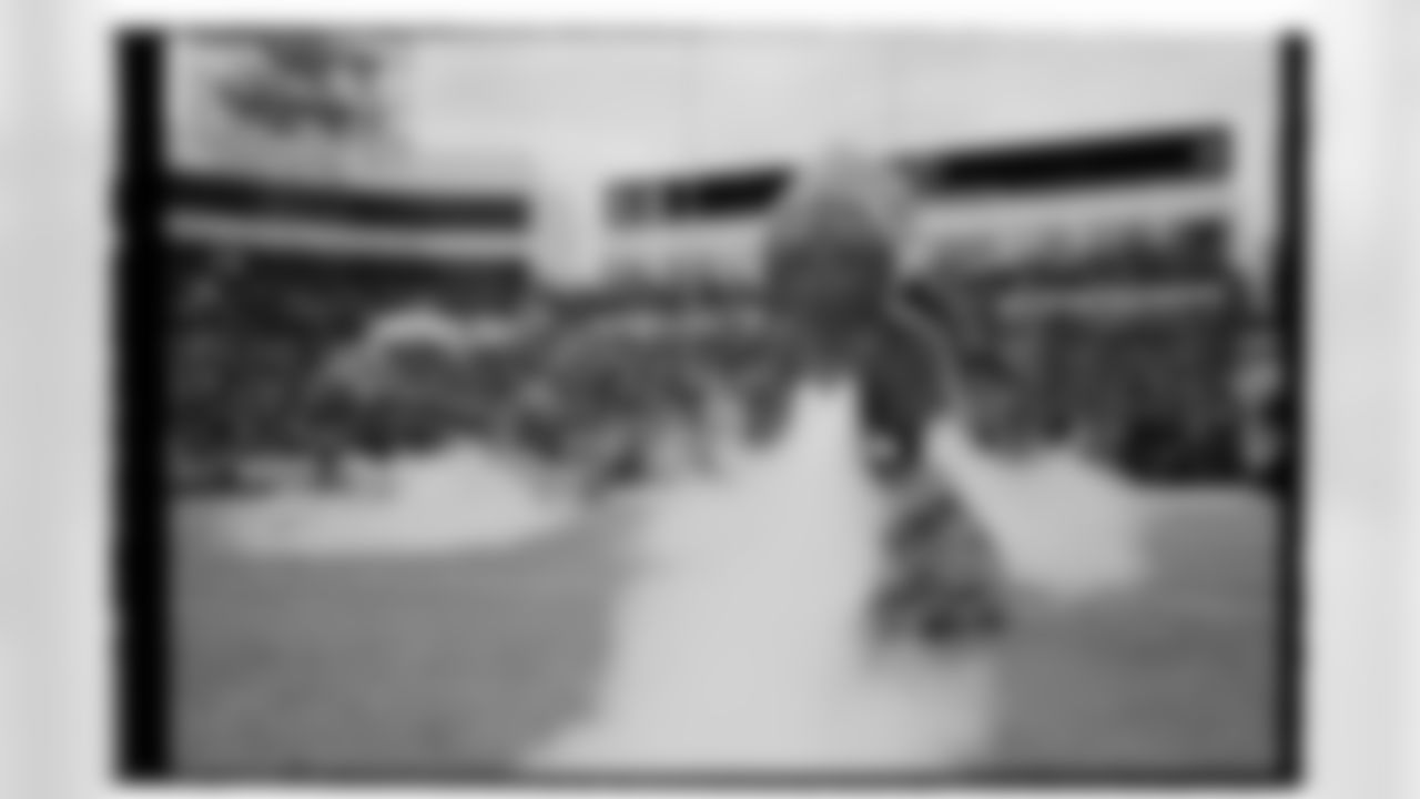 Buffalo Bills vs Tampa Bay Buccaneers, Regular Season, November 17, 2025 at Highmark Stadium.