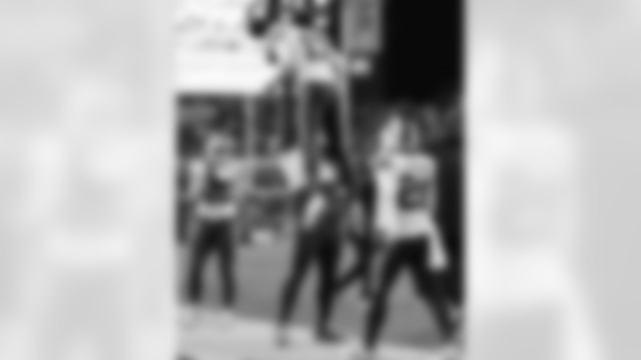 Pittsburgh Steelers vs Buffalo Bills, Regular Season, November 30, 2025 at Acrisure Stadium.