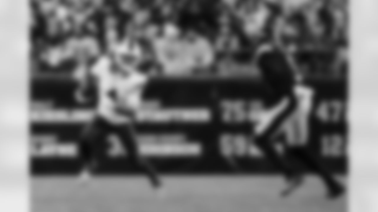 Pittsburgh Steelers vs Buffalo Bills, Regular Season, November 30, 2025 at Acrisure Stadium.