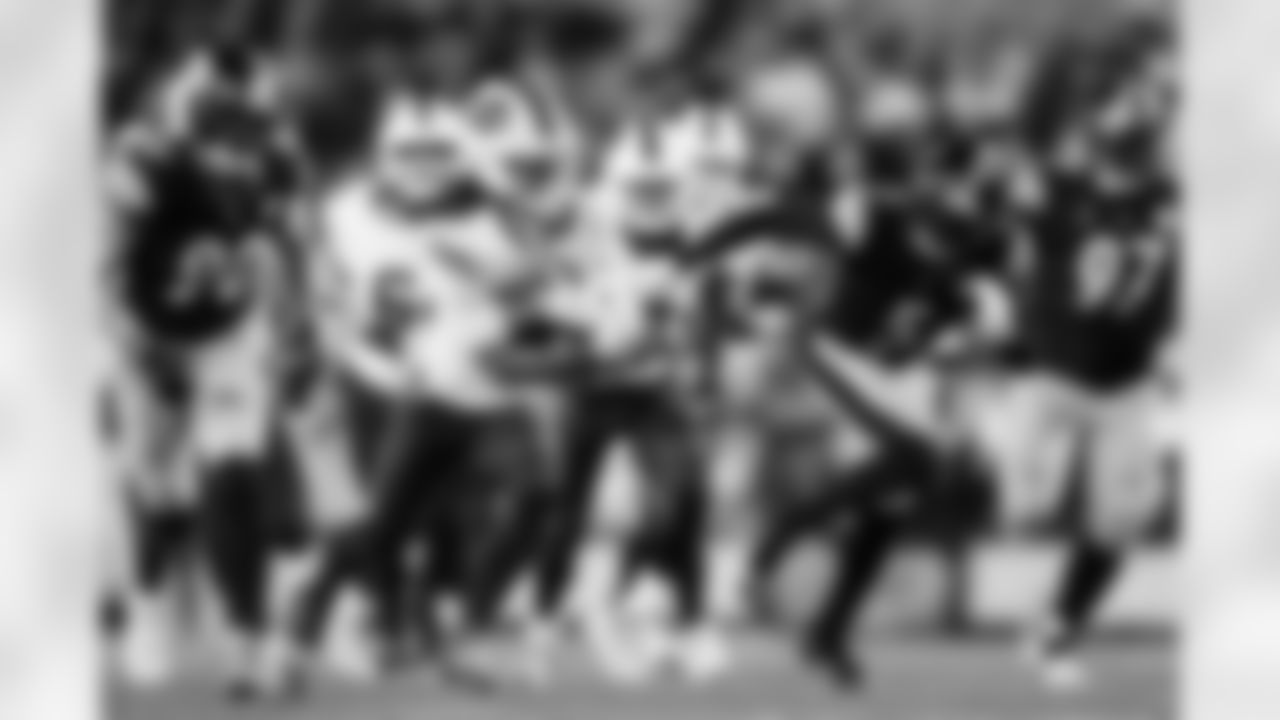 Pittsburgh Steelers vs Buffalo Bills, Regular Season, November 30, 2025 at Acrisure Stadium.