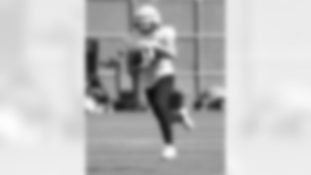 Stephen Gosnell (89). Buffalo Bills Training Camp, August 27, 2025 at Buffalo Bills Training Facility.