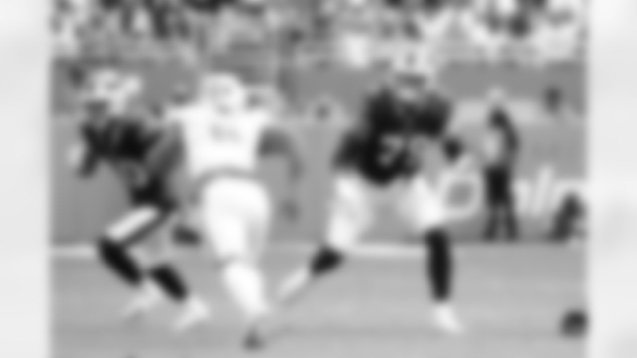 Miami Dolphins vs Buffalo Bills, Regular Season, November 09, 2025 at Hard Rock Stadium.