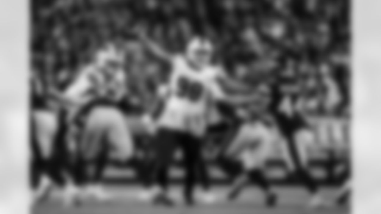 Pittsburgh Steelers vs Buffalo Bills, Regular Season, November 30, 2025 at Acrisure Stadium.