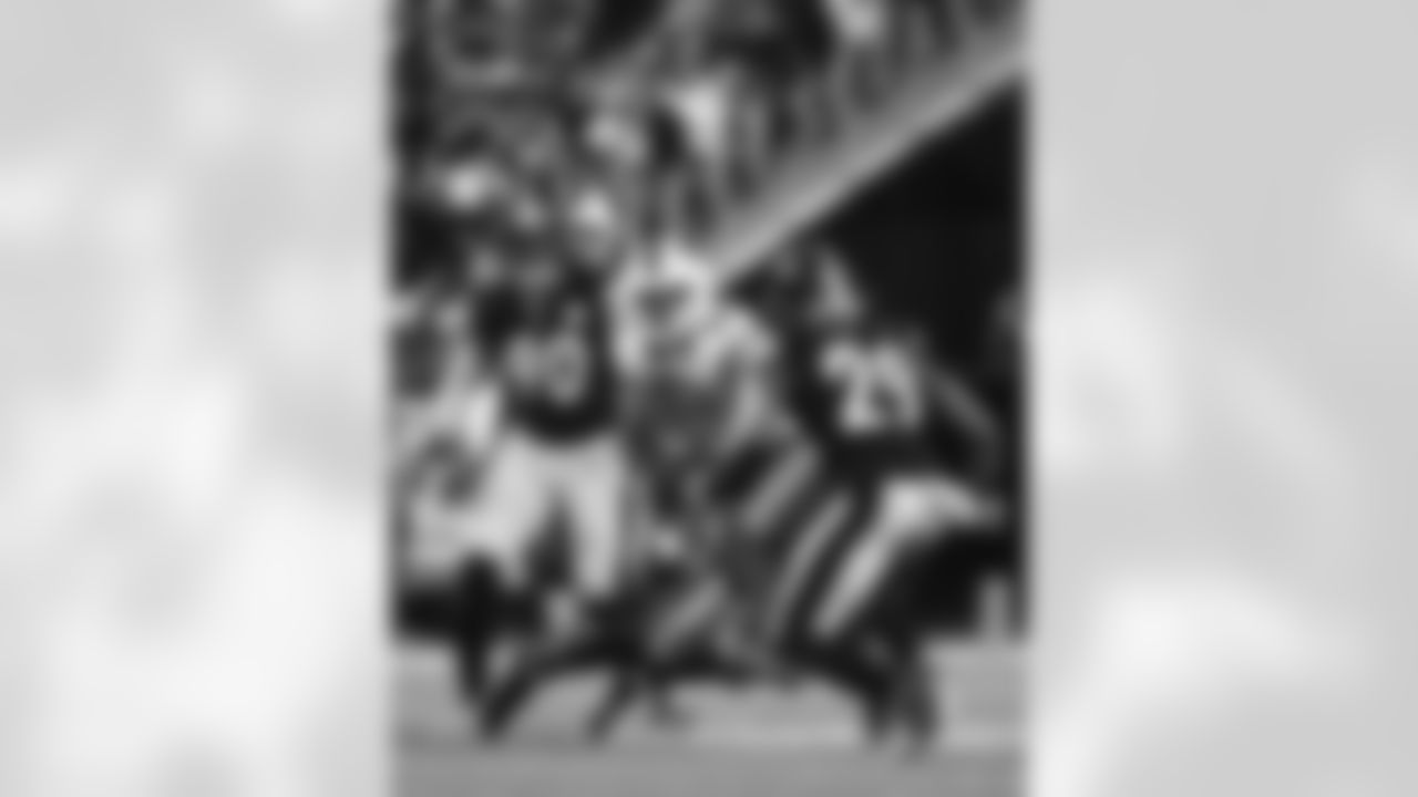 Pittsburgh Steelers vs Buffalo Bills, Regular Season, November 30, 2025 at Acrisure Stadium.