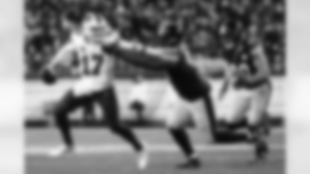 Pittsburgh Steelers vs Buffalo Bills, Regular Season, November 30, 2025 at Acrisure Stadium.