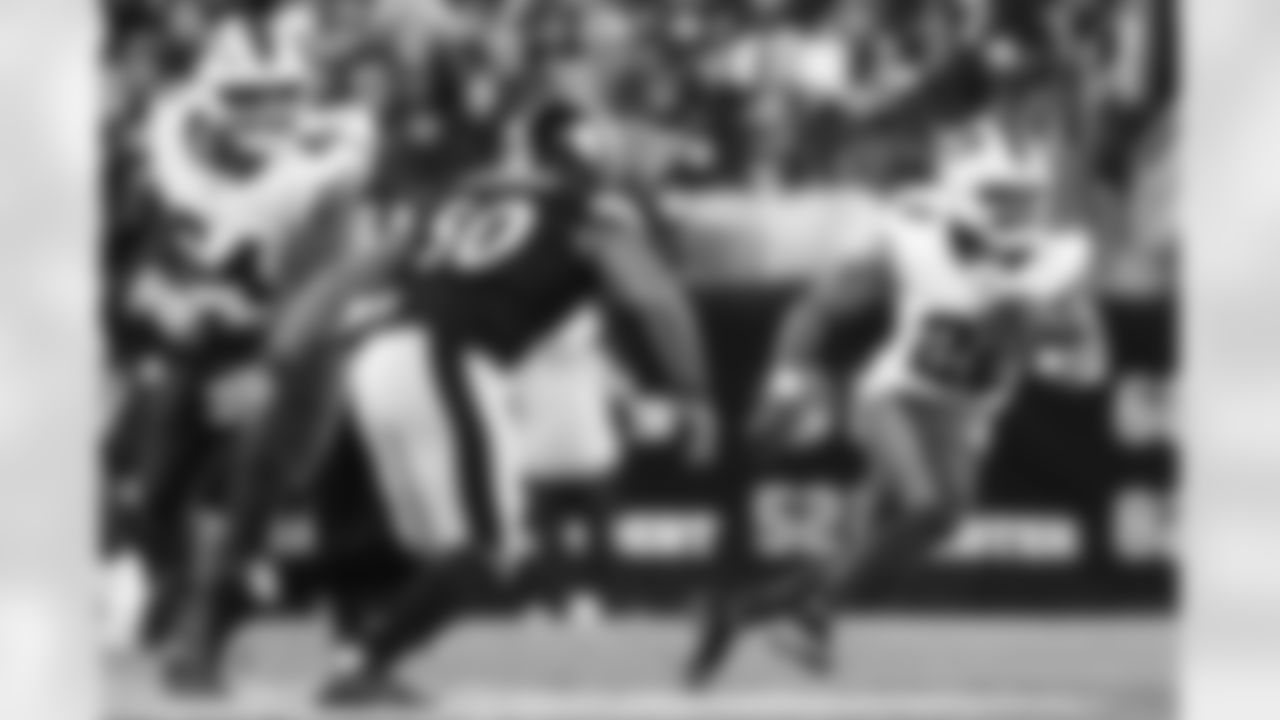 Pittsburgh Steelers vs Buffalo Bills, Regular Season, November 30, 2025 at Acrisure Stadium.