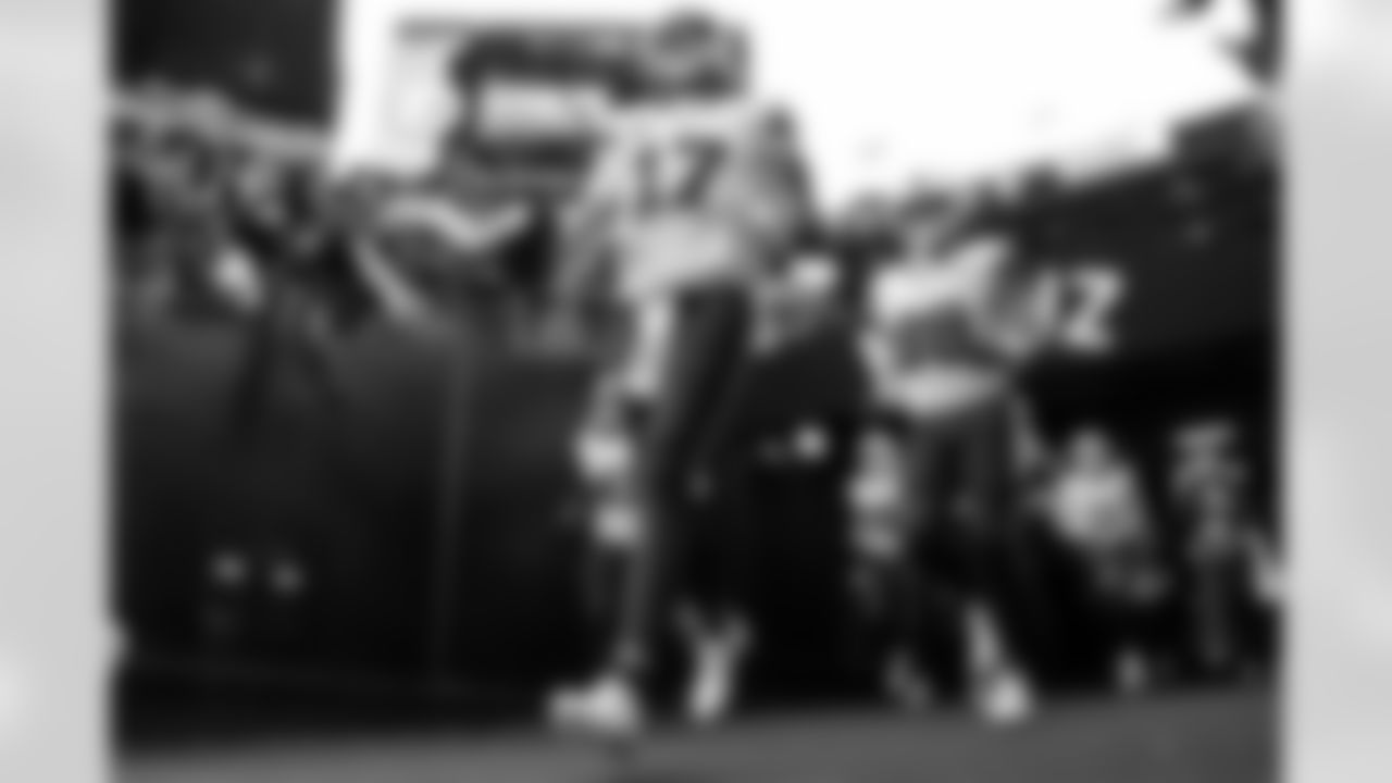 Pittsburgh Steelers vs Buffalo Bills, Regular Season, November 30, 2025 at Acrisure Stadium.