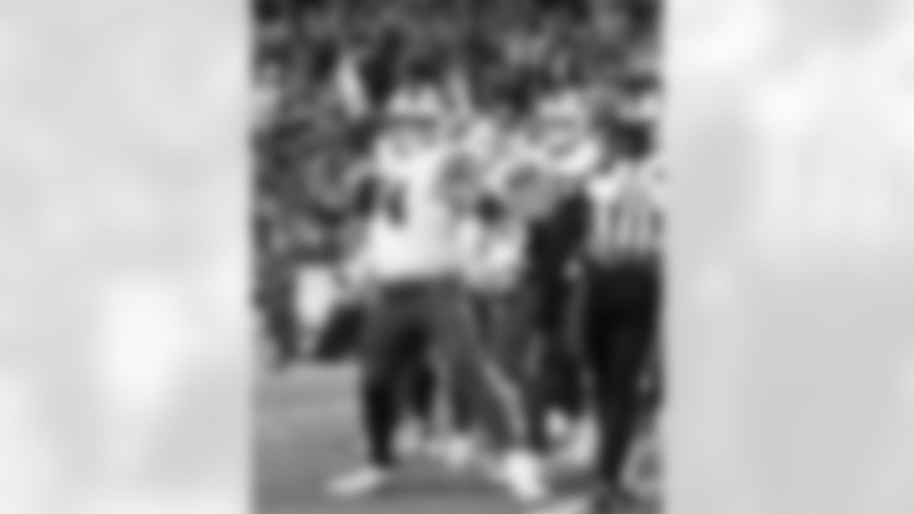 Pittsburgh Steelers vs Buffalo Bills, Regular Season, November 30, 2025 at Acrisure Stadium.