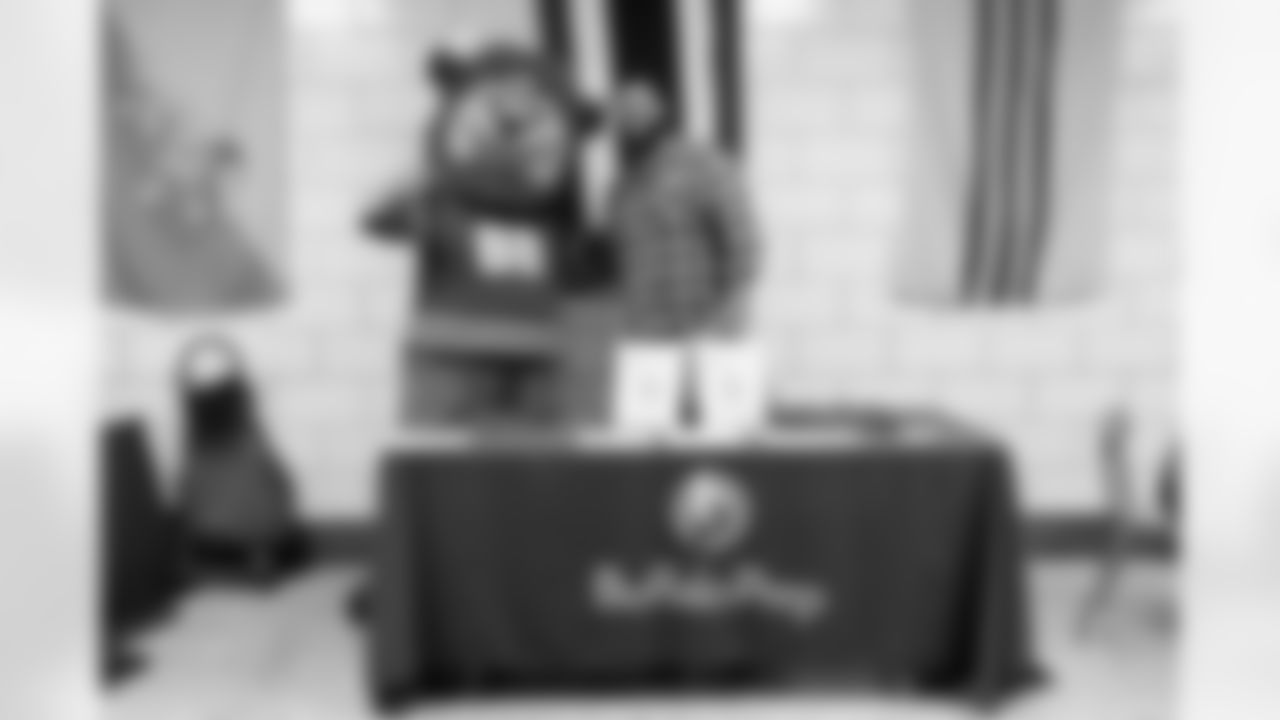 Free Mobile Food Markets, November 01, 2025 at #94 West Hertel Academy.