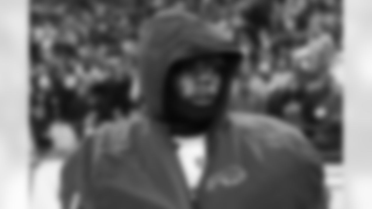 Pittsburgh Steelers vs Buffalo Bills, Regular Season, November 30, 2025 at Acrisure Stadium.