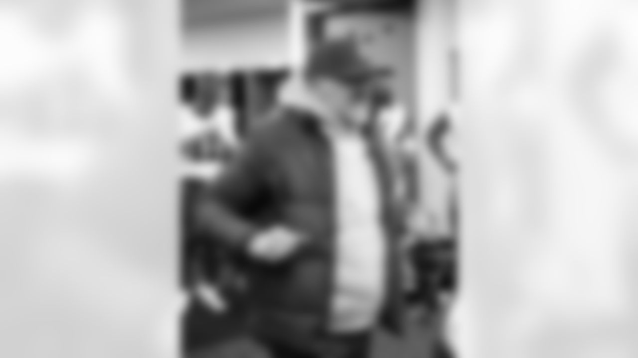 Pittsburgh Steelers vs Buffalo Bills, Regular Season, November 30, 2025 at Acrisure Stadium.