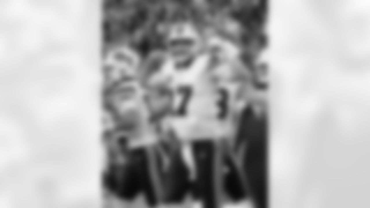 Kansas City Chiefs vs Buffalo Bills, Regular Season, December 10, 2023 at GEHA Field at Arrowhead Stadium.