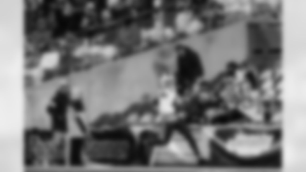 Pittsburgh Steelers vs Buffalo Bills, Regular Season, November 30, 2025 at Acrisure Stadium.