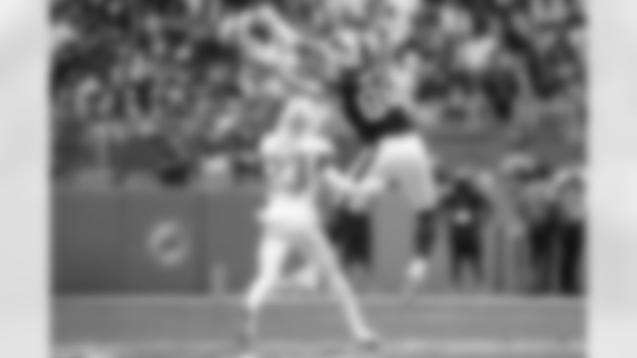 Dalton Kincaid (86). Miami Dolphins vs Buffalo Bills, Regular Season, November 09, 2025 at Hard Rock Stadium.