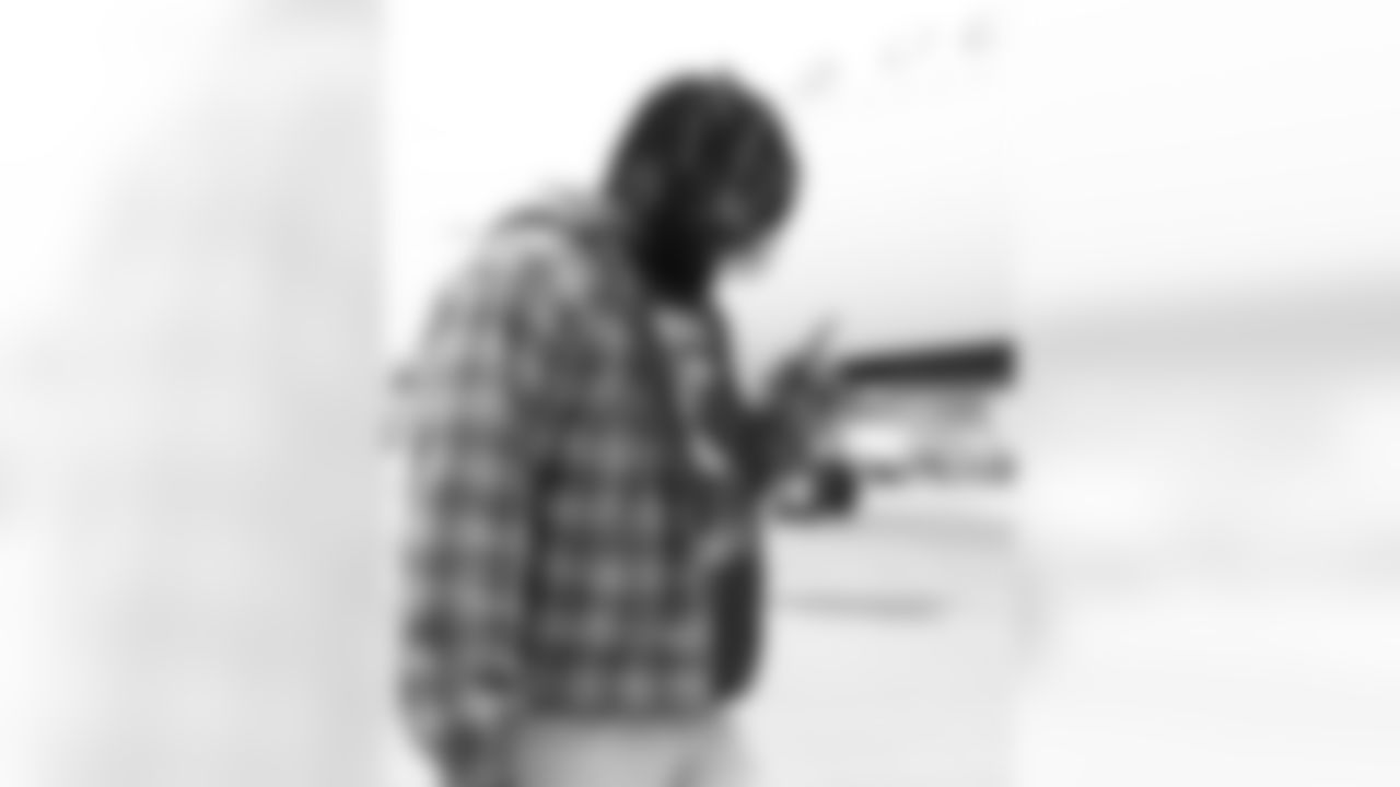 Jordan Phillips (52). Buffalo Bills travel to Pittsburgh, November 29, 2025 at Buffalo Niagara International Airport.