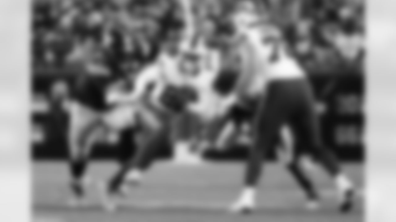 Pittsburgh Steelers vs Buffalo Bills, Regular Season, November 30, 2025 at Acrisure Stadium.