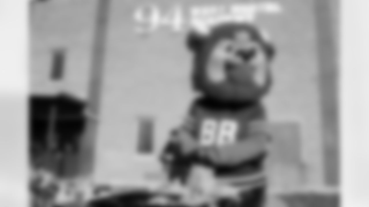 Free Mobile Food Markets, November 01, 2025 at #94 West Hertel Academy.