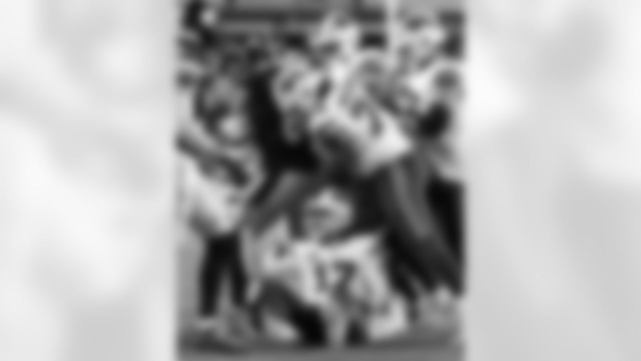 Pittsburgh Steelers vs Buffalo Bills, Regular Season, November 30, 2025 at Acrisure Stadium.