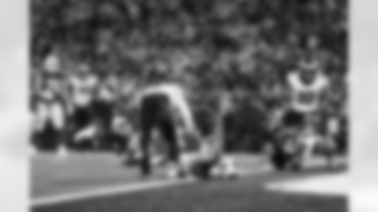 Dawson Knox (88). Buffalo Bills vs Philadelphia Eagles, Regular Season, December 28, 2025 at Highmark Stadium.