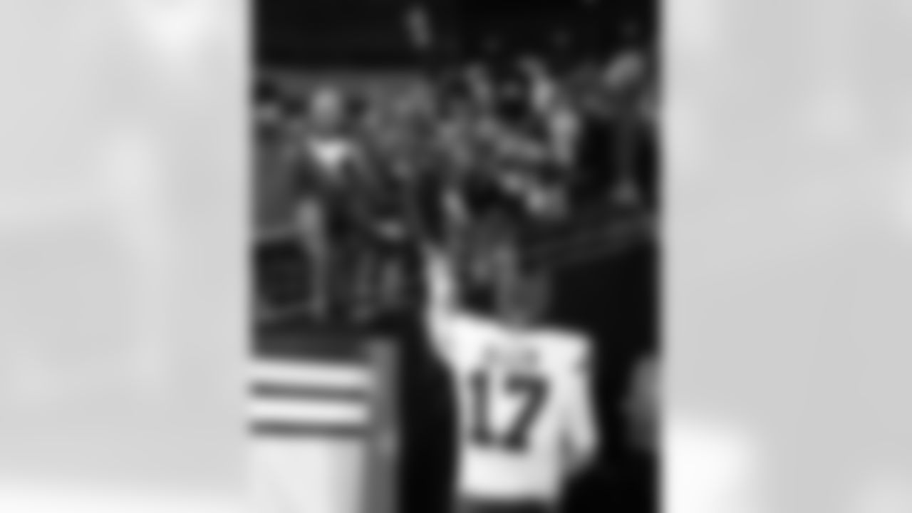 Pittsburgh Steelers vs Buffalo Bills, Regular Season, November 30, 2025 at Acrisure Stadium.