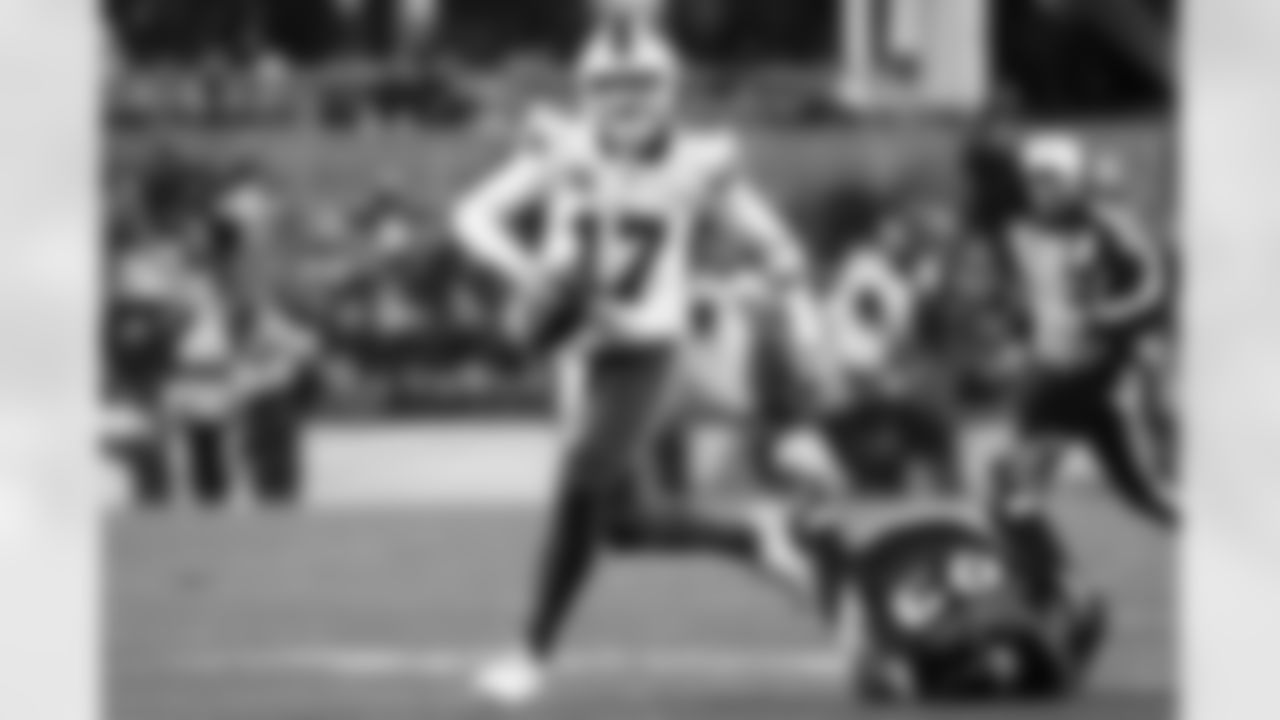 Pittsburgh Steelers vs Buffalo Bills, Regular Season, November 30, 2025 at Acrisure Stadium.