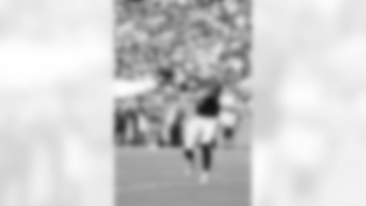 Miami Dolphins vs Buffalo Bills, Regular Season, November 09, 2025 at Hard Rock Stadium.