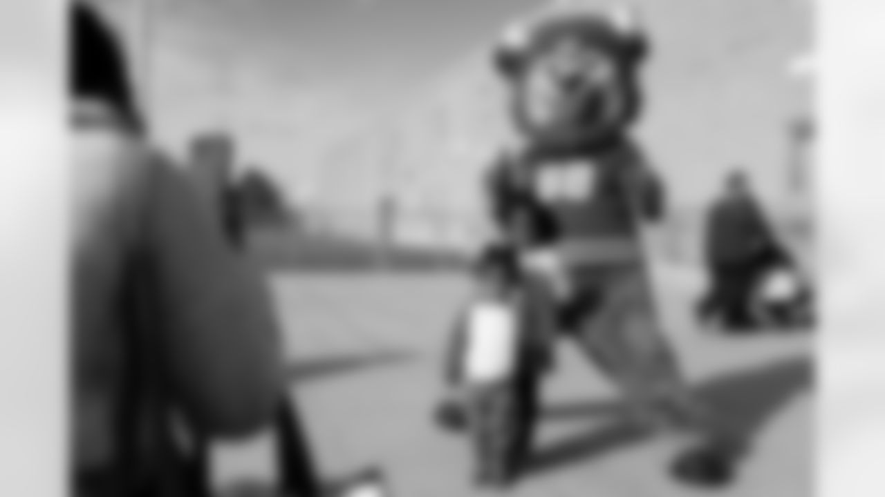 Free Mobile Food Markets, November 01, 2025 at #94 West Hertel Academy.