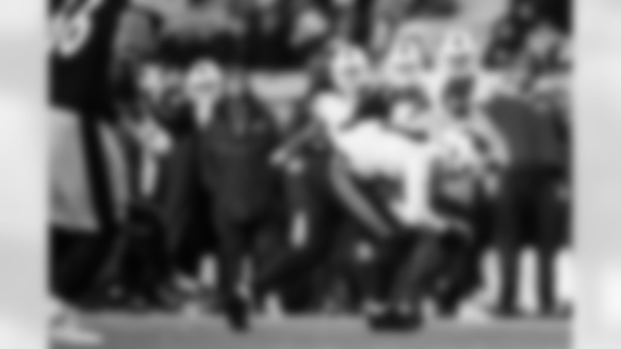 Pittsburgh Steelers vs Buffalo Bills, Regular Season, November 30, 2025 at Acrisure Stadium.