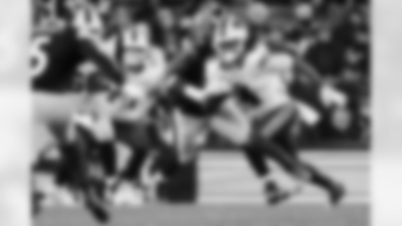 Pittsburgh Steelers vs Buffalo Bills, Regular Season, November 30, 2025 at Acrisure Stadium.