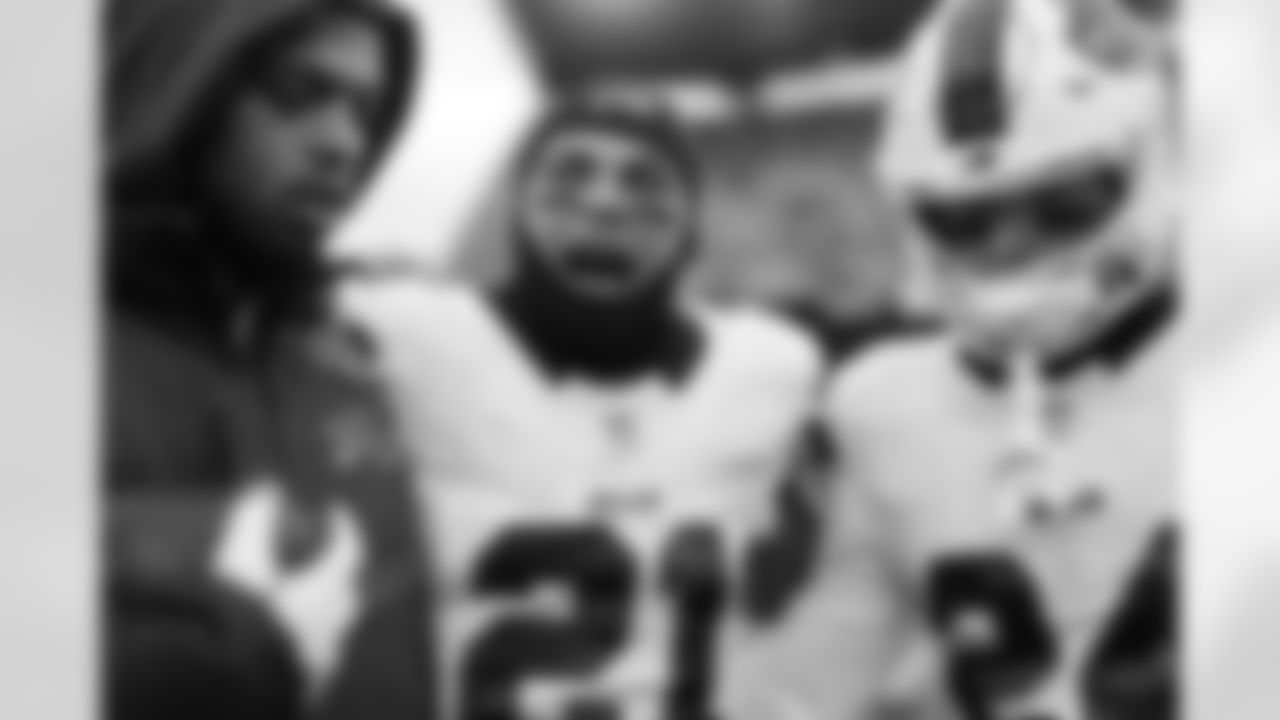 Pittsburgh Steelers vs Buffalo Bills, Regular Season, November 30, 2025 at Acrisure Stadium.