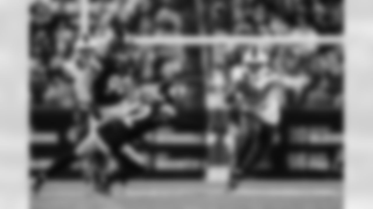 Pittsburgh Steelers vs Buffalo Bills, Regular Season, November 30, 2025 at Acrisure Stadium.